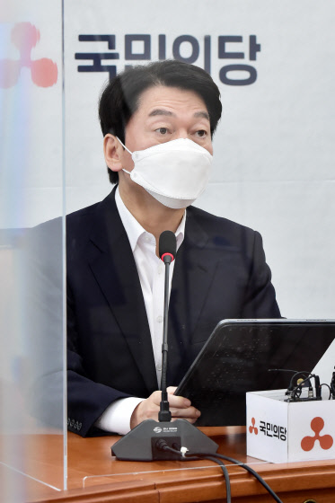 안철수 국민의당 서울시장 후보가 22일 국회에서 당 최고위원회의 산회 후 기자회견을 하고 있다. 연합뉴스